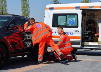 Un copil de trei ani, salvat în capitală. A fost lăsat în mașină de tatăl său