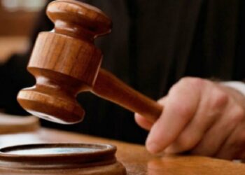 Ar fi pretins mii de euro pentru o decizie favorabilă. Un avocat din Chișinău, trimis pe banca acuzaților