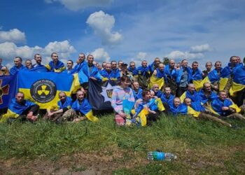 VIDEO | 75 de prizonieri eliberați din Rusia îngenunchiază și sărută pământul. Mulți sunt răniți și bolnavi