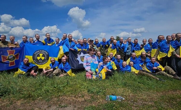 VIDEO | 75 de prizonieri eliberați din Rusia îngenunchiază și sărută pământul. Mulți sunt răniți și bolnavi