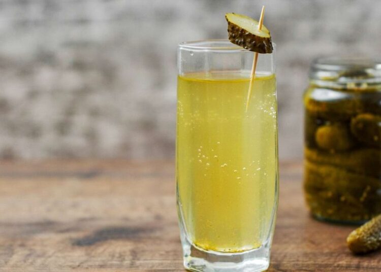 Este zeama de la castraveții murați bună pentru sănătatea ta? Iată ce spun experții