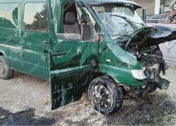 FOTO // Suicid sau accident? Un șofer din Briceni a murit după ce s-a izbit în două microbuze parcate