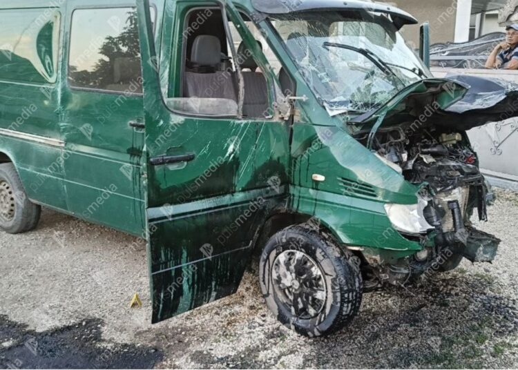 FOTO // Suicid sau accident? Un șofer din Briceni a murit după ce s-a izbit în două microbuze parcate