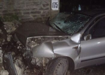 FOTO // Un tânăr beat a ajuns cu mașina într-un gard din mun. Edineț