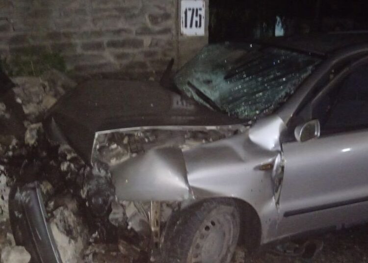 FOTO // Un tânăr beat a ajuns cu mașina într-un gard din mun. Edineț