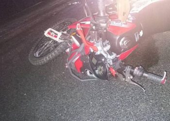 Un tânăr a intrat cu motocicleta în trei adolescenți. O fată de 17 ani a murit