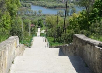 În orașul Rezina va fi renovată scara cu 424 trepte care duce către râul Nistru