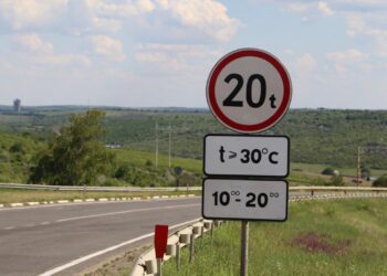 Atenție șoferi! Este interzisă circulația transportului de mare tonaj pe timp de caniculă