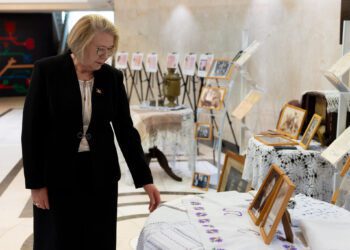 FOTO // Parlamentul găzduiește o expoziție în memoria victimelor deportărilor staliniste. Aceasta ilustrează și istoria familiei deputatei Valentina Ghețu, născută în Siberia