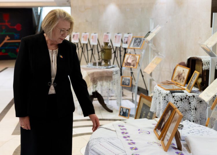 FOTO // Parlamentul găzduiește o expoziție în memoria victimelor deportărilor staliniste. Aceasta ilustrează și istoria familiei deputatei Valentina Ghețu, născută în Siberia