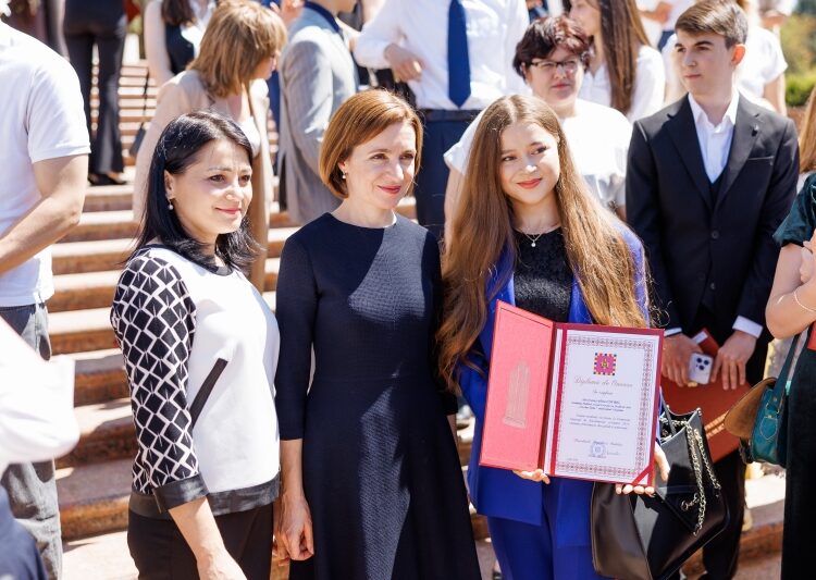 FOTO // Elevii cu 10 pe linie la bacalaureat, felicitați la Președinție. Ce le-a oferit Maia Sandu
