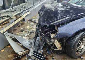 Un bărbat beat a intrat cu mașina într-un magazin din Bălți