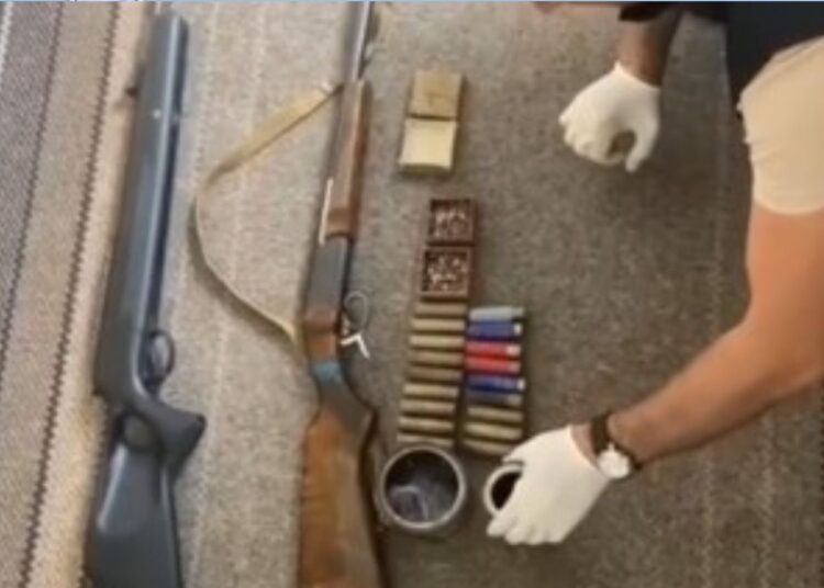 VIDEO | Obiecte interzise la domiciliile a patru bărbați din Drochia