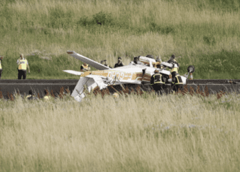 Tragedie în apropierea Parisului! Un avion s-a prăbușit pe o autostradă. Sunt morți