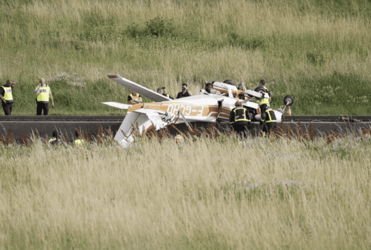 Tragedie în apropierea Parisului! Un avion s-a prăbușit pe o autostradă. Sunt morți