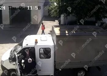 VIDEO // Un consilier socialist a luat la bătaie șoferul unei camionete, la Sîngera