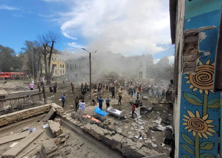 FOTO // Un spital de copii din Kiev, lovit de o rachetă rusească. Cel puțin 20 de morți în atacurile de astăzi