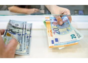 Euro se scumpește, iar dolarul se ieftinește