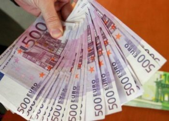 Lăcomia i-a adus pe mâna poliției. Doi bărbați, reținuți după ce au pretins de la o femeie 20 de mii de euro