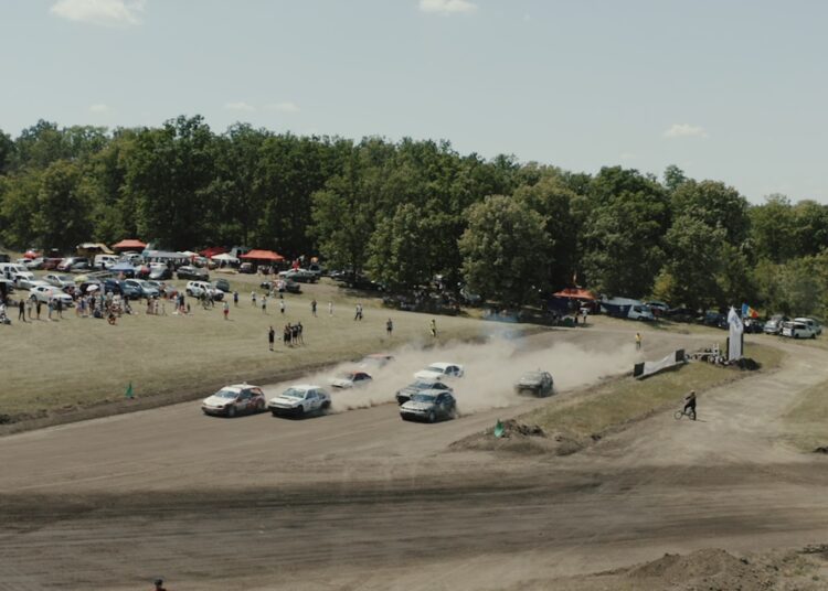 VIDEO | Vuiet de motoare, praf și adrenalină. La Glodeni a avut loc Campionatul Naţional de Autocross