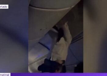 Turbulențe puternice deasupra Atlanticului. Un pasager dintr-un avion a ajuns în compartimentul pentru bagaje, zeci au fost răniți