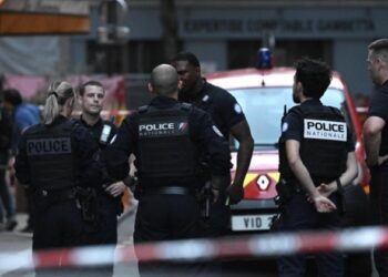 Un mort şi şase răniţi după ce o mașină a intrat pe terasa unei cafenele în Paris