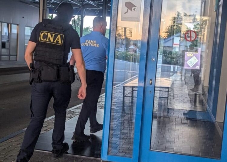 Patru angajați ai Serviciului Vamal, reținuți într-un dosar de corupție
