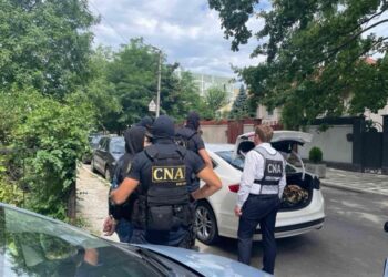 Un polițist și doi complici, reținuți de CNA. Cu 4000 de euro au vrut să soluționeze un dosar pornit pe viol