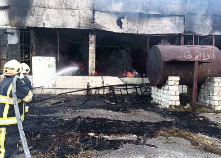 VIDEO // Incendiu în raionul Edineț. A luat foc depozitul fostei fabrici de tutun din orașul Cupcini