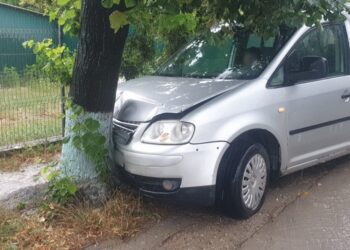 FOTO | Accident în nordul țării. Un bălțean a pierdut controlul volanului și s-a izbit într-un copac