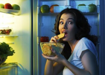 Ce să mănânci seara ca să nu te îngrași. Unele alimente te-ar putea ajuta să dormi mai bine
