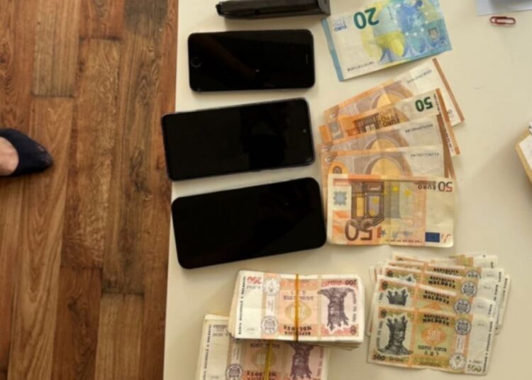 Doi bărbați din capitală, cercetați de CNA. Au pretins mită de 2600 de euro