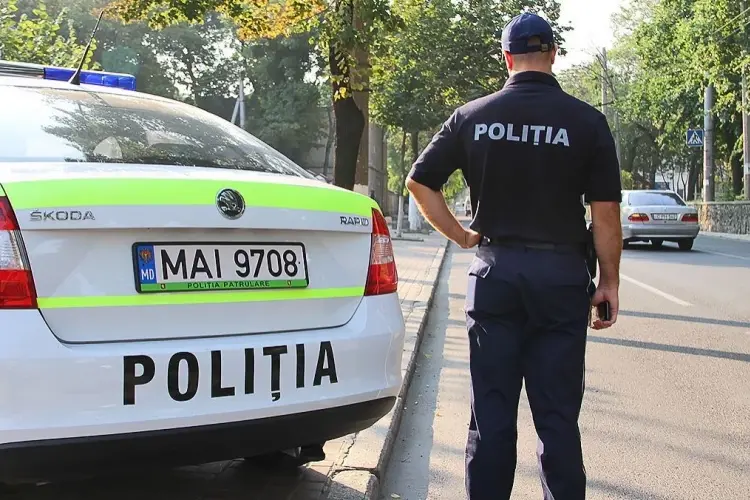 I-au smuls cerceii din urechi și au fugit. O femeie din Ghindești, jefuită în propria curte