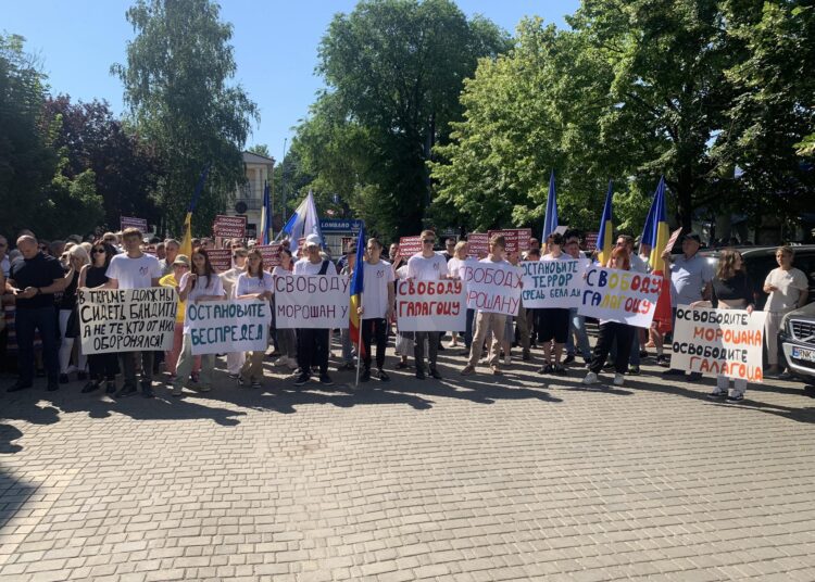 VIDEO | „Libertate” pentru Moroșan și Galagoț. Zeci de oameni protestează la Curtea de Apel Bălți