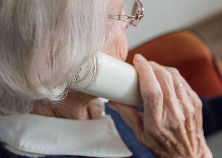 VIDEO // Încă o victimă a schemei „ruda implicată în accident”: Doi tineri, reținuți de poliție