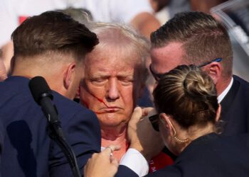 VIDEO // Trump, împușcat în ureche într-o tentativă de asasinat. O persoană din public a murit
