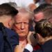 VIDEO // Trump, împușcat în ureche într-o tentativă de asasinat. O persoană din public a murit