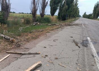 Șapte drumuri publice naționale, afectate de ploile abundente și vânt