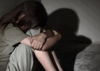 Tatăl care și-a exploatat sexual fiica de la vârsta de 6 ani, în vacanțe în Ucraina și Egipt – condamnat la 17 ani închisoare