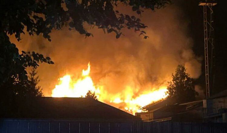 FOTO/VIDEO | Un atac ucrainean a declanșat un incendiu masiv la o fabrică din Rusia. 13 drone, doborâte de apărarea rusă