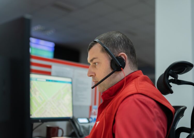 Prea multe apeluri false la 112. Oamenii cheamă taxi sau fac glume din cauza alcoolului