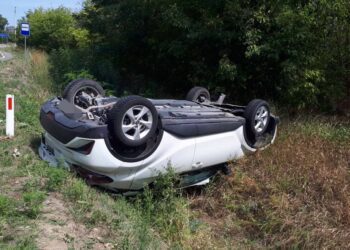 FOTO | O șoferiță din Bălți a derapat cu mașina de pe șosea și s-a răsturnat