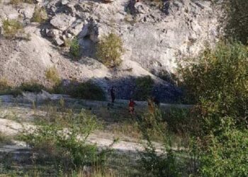 A vrut să cucerească stâncile de la Fetești, dar a rămas blocat. Un bărbat, salvat de angajații IGSU