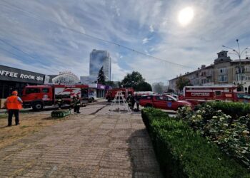 VIDEO / FOTO // Incendiul de la Bălți: Peste 20 de buticuri cu haine au fost cuprinse de flăcări