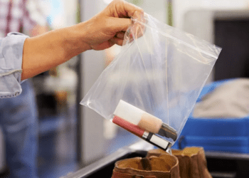 Reguli mai aspre de la 1 septembrie pentru transportul lichidelor în bagajele de mână pe aeroporturile din UE