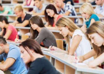 Mai mulți studenți. Care sunt cele mai solicitate specialități și cele mai multe locuri vacante