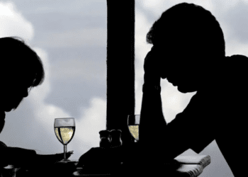 Cine bea mult alcool îmbătrânește mai repede. Cercetătorii spun că alcoolul poate mări riscul de Alzheimer și cancer