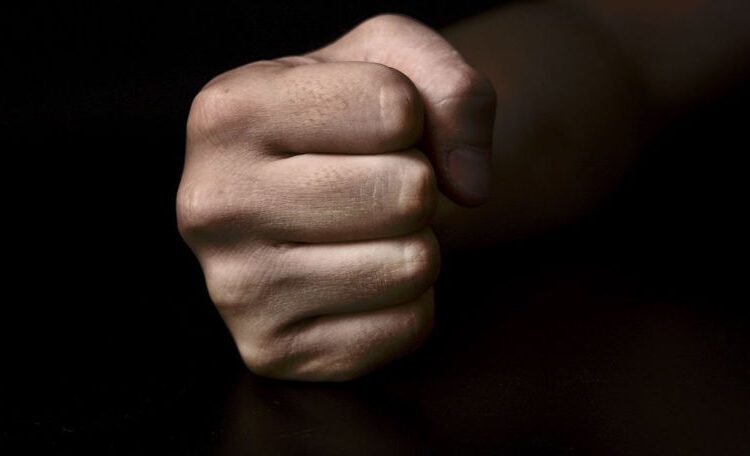 Polițist cercetat penal, după ce i-ar fi rupt nasul iubitei sale, la Florești