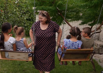 Sute de copii așteaptă să fie luați acasă. În R. Moldova nu ajung 40% de asistenți parentali profesioniști