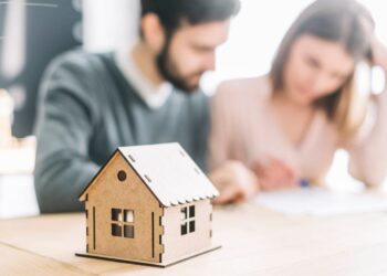 Tot mai mulți moldoveni își cumpără locuințe în credit. Împrumutul de la bancă, mai accesibil decât acum zece ani